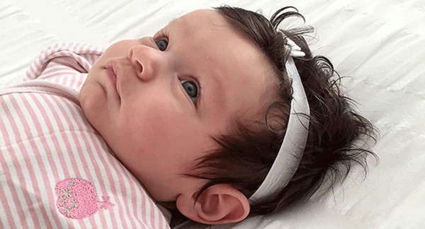 Bebé causa sensación por su abundante cabello